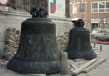834553 Afbeelding van het afvoeren van de klokken van het carillon van de Domtoren (Domplein) te Utrecht in verband met ...